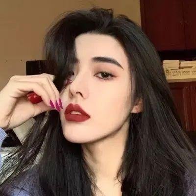 瞬间治疗却被视为无用而被流放的天才治疗师,以暗黑治疗师的身份幸福地生活着